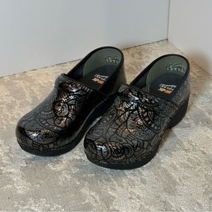 Dansko XP 2.0 Clogs Black and Silver Engraved Patent Leather Size 7